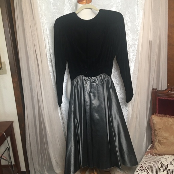 Lloyd Williams Size 8 Black Velvet & Silver Metallic Dress W/ Belt Vintage 80’s - Picture 3 of 14